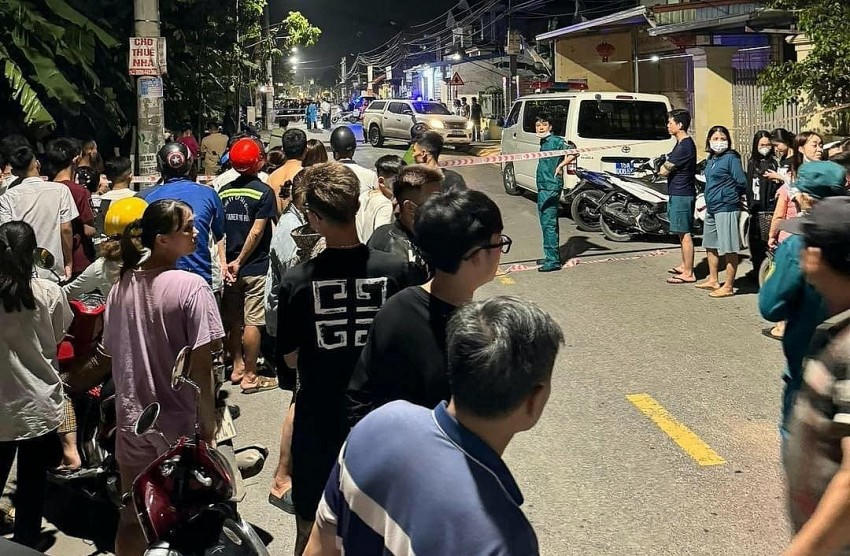 Lực lượng chức năng có mặt phong toả hiện trường và tiến hành bắt giữ nghi phạm liên quan đến vụ án mạng (Ảnh: Congly.vn).