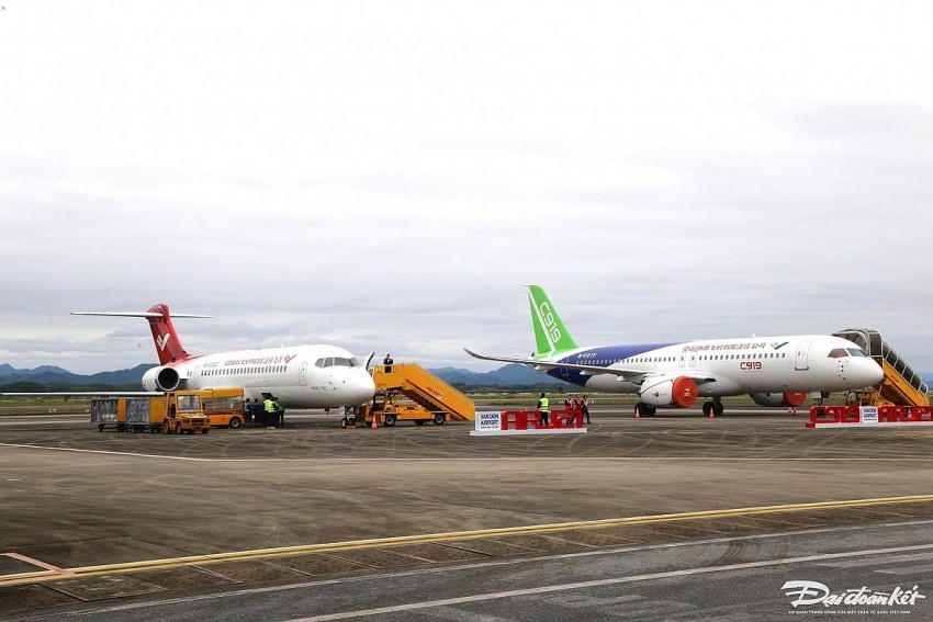 Hai máy bay C919 và ARJ21 tại sân bay Vân Đồn