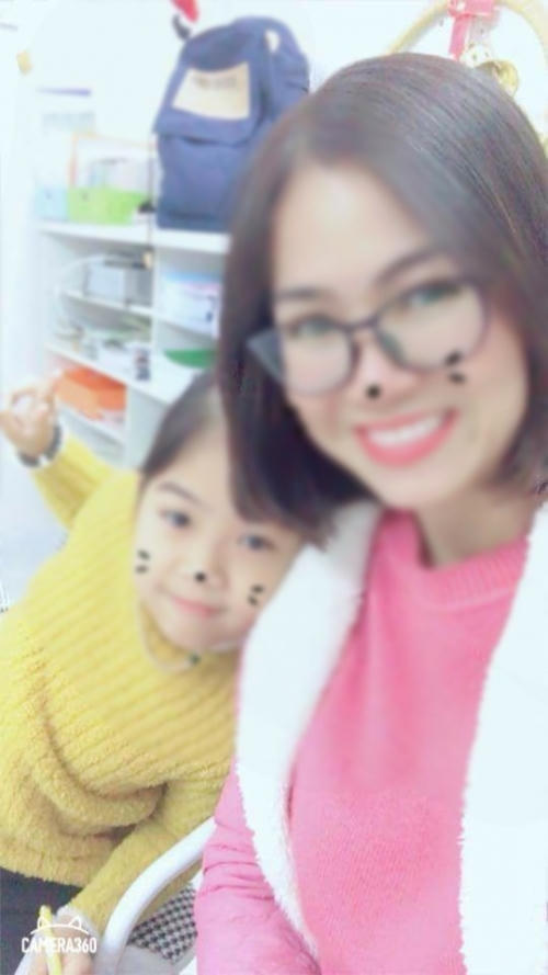 Hình ảnh chị Huyền chụp cùng con gái trước khi sự việc xảy ra.