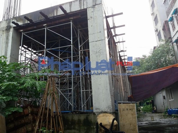 Công trình thi công được phần hầm và các cột trụ, mái bằng tầng 1.