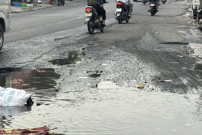 Khi xuất hiện hư hỏng, lực lượng chức năng cũng đã kịp thời xử lý dặm vá để bà con đi lại an toàn.