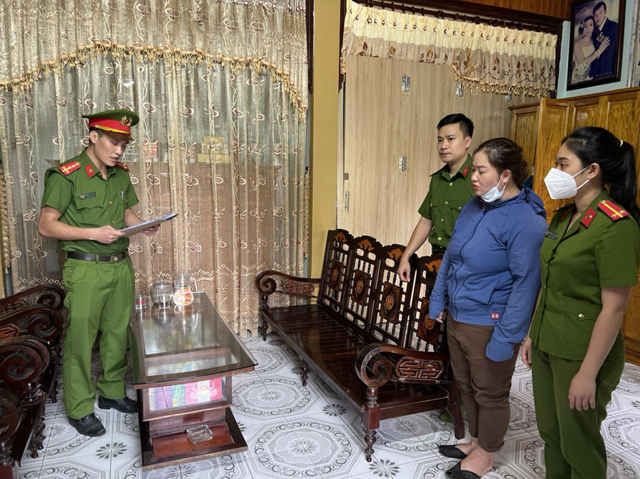 Cơ quan điều tra thi hành lệnh khám xét khẩn cấp nơi ở của Nguyễn Thị Vân.