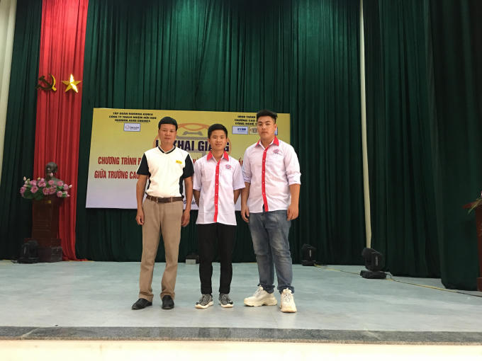 Anh Trần Duy Miên- phụ huynh đưa con trai tới HHT khai giảng, nhập học và các tân sinh viên.