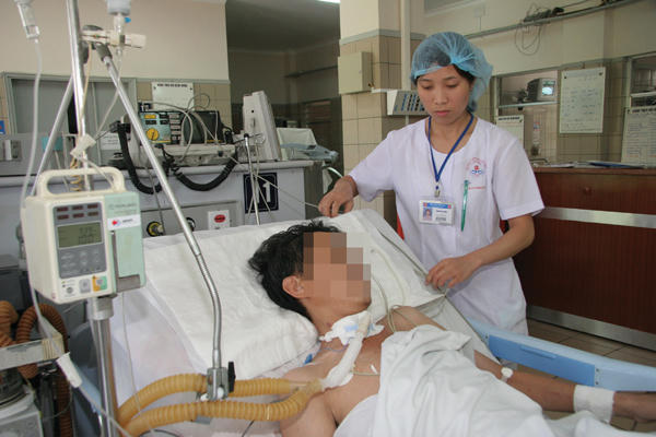 Hàng năm, có hàng trăm trường hợp ngộ độc do rượu ngâm