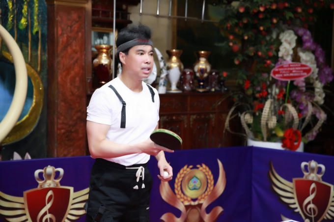 Giáo sư âm nhạc đã phải chờ tới hơn 1 tháng trời để chuẩn bị không gian nhường chỗ cho tất cả những phương tiện, dụng cụ, trang bị cho sàn đấu bóng bàn được nhập khẩu từ nước ngoài về.