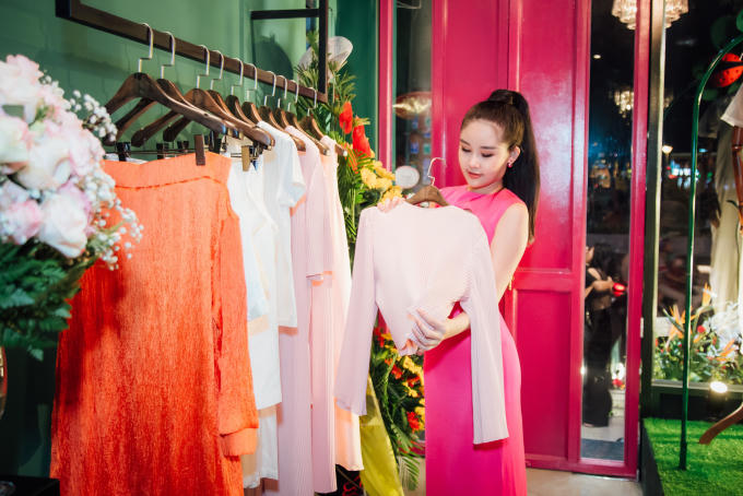 Lê Âu Ngân Anh khoe đường cong nóng bỏng với vòng eo 58