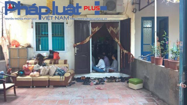 Bên trong nhà, người thân đang bàn lo hậu sự và làm lễ. Ảnh Phạm Hiển.