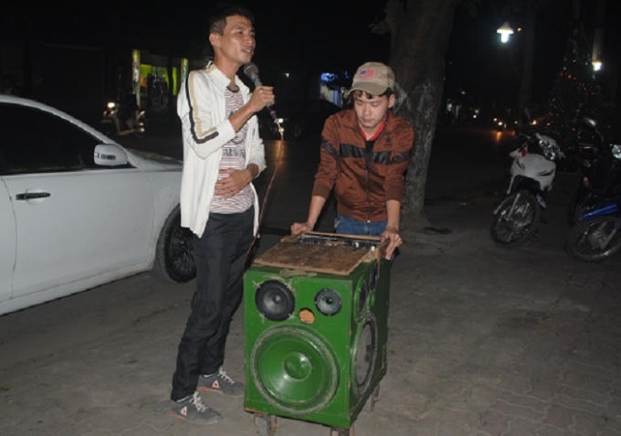 Hát rong không còn xa lạ với người dân TP Vinh. (Ảnh: Duy Ngợi).