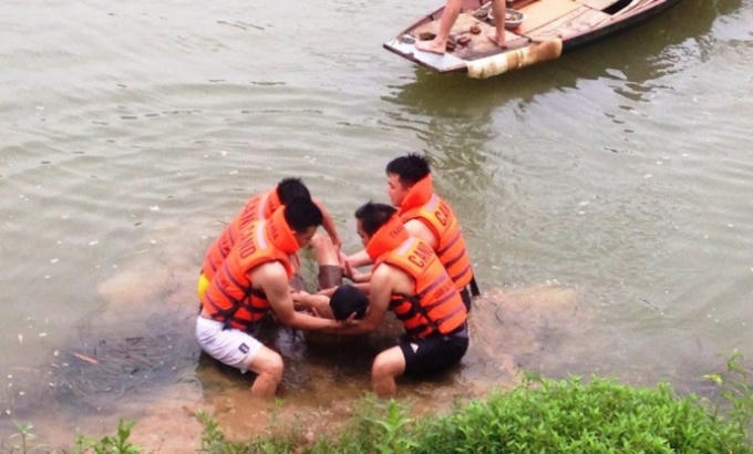 Sau nhiều giờ tìm kiếm, lực lượng PCCC đã vớt được thi thể nam sinh. (Ảnh: PCCC cung cấp)