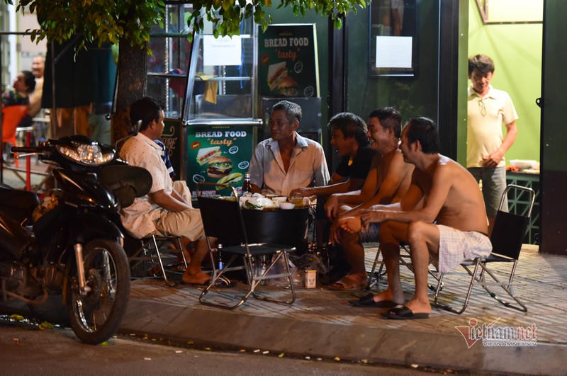 Hành vi tụ tập ăn nhậu trong những ngày này có thể bị xử phạt 5-10 triệu đồng theo quy định biện pháp hạn chế tập trung đông người theo Nghị định của Chính phủ