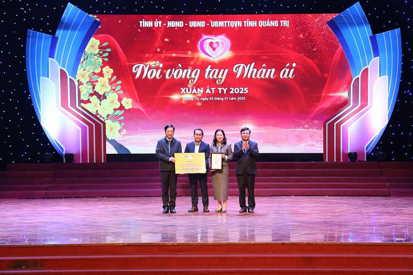 Bà Nguyễn Thanh Huyền - Thành viên Ban Điều hành PVcomBank trao tài trợ “Xóa nhà tạm, nhà dột nát” cho tỉnh Quảng Trị