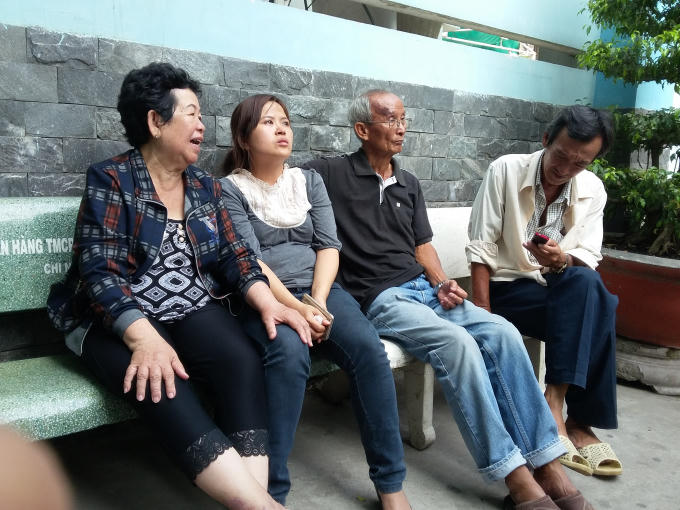 Người thân nạn nhân Lư Gia Kỳ thẩn thờ trước phòng cấp cứu.