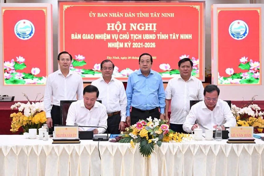 Phó Bí thư Tỉnh ủy, Chủ tịch UBND tỉnh Đồng Nai, nguyên Phó Bí thư Tỉnh ủy, Chủ tịch UBND tỉnh Tây Ninh Nguyễn Văn Út ký bàn giao nhiệm vụ cho ông Lê Văn Hẳn