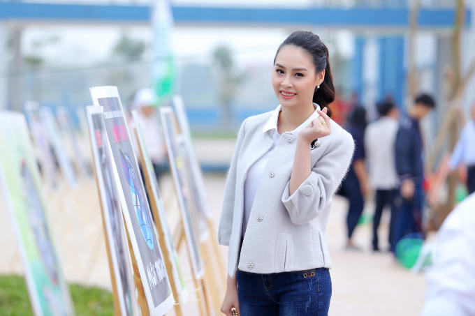 Hoa hậu Biển Thùy Trang được học sinh quây kín ở Vĩnh Yên