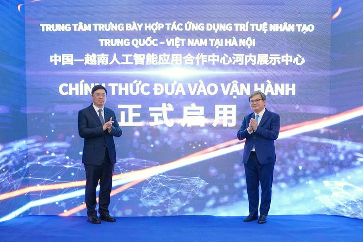 Phó Chủ tịch UBND Thành phố Trương Việt Dũng và Chủ tịch Khu tự trị dân tộc Choang Quảng Tây Vi Thao thực hiện nghi thức khánh thành trung tâm.