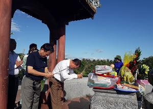 Lãnh đạo Báo PLVN dâng hương tri ân các hùng liệt sỹ tại Thành cổ Quảng Trị.