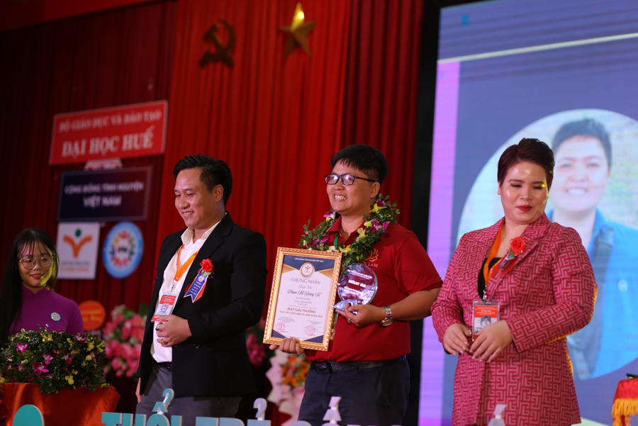 Đại diện BTC và nhà tài trợ trao giải cho các thủ lĩnh xuất sắc nhất trong năm 2022.