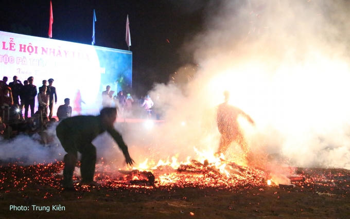 Đồng bào vừa nhảy, vừa đưa tay bới tung than hồng và thỉnh thoảng lấy một viên than cho vào miệng. Ảnh: Trung Kiên.