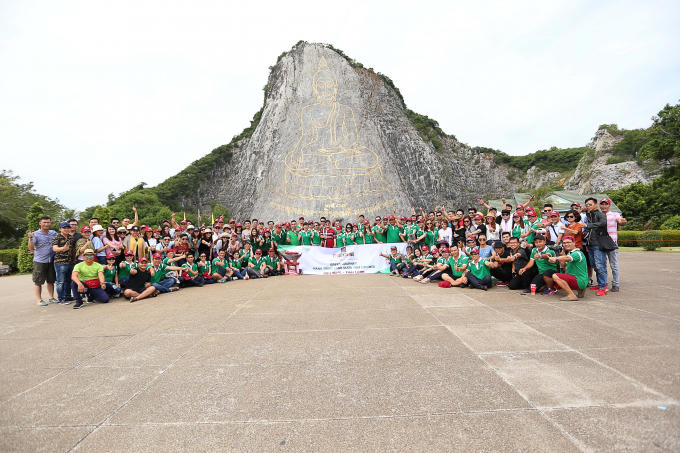 Tập thể cán bộ, nhân viên Phúc Khang dưới ngọn núi có hình họa Phật, đặc trưng đất nước Phật giáo Thái Lan.
