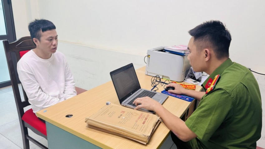 Đối tượng Lờ A Vảng tại Cơ quan Cảnh sát điều tra. (Ảnh: Công an tỉnh Lào Cai).