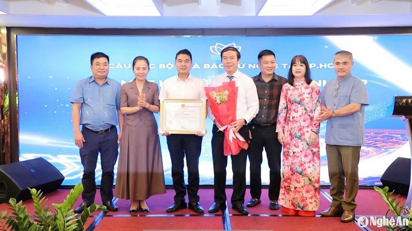 Đại diện lãnh đạo Nghệ An trao tặng bằng khen cho tập thể CLB và các cá nhân tiêu biểu.