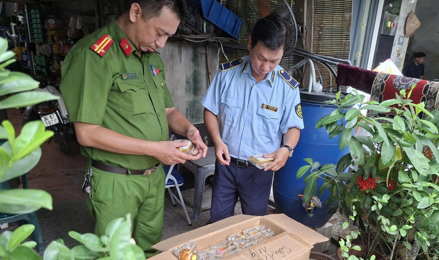 Đội QLTT kiểm tra, phát hiện 450 chiếc bánh trung thu tại cơ sở kinh doanh trên phường Lĩnh Nam.