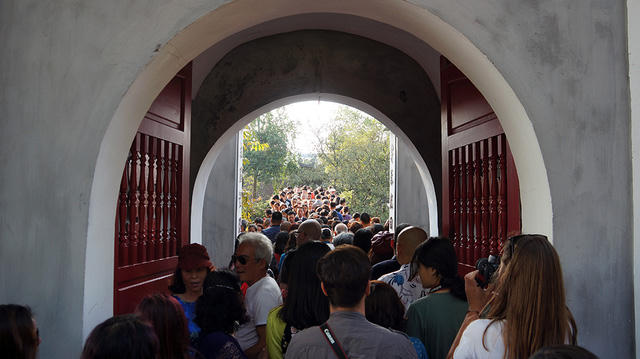 Càng về chiều, lượng người đổ về đền Ngọc Sơn càng đông, trong đó có không ít những đoàn khách nước ngoài đến tham quan, vãn cảnh.