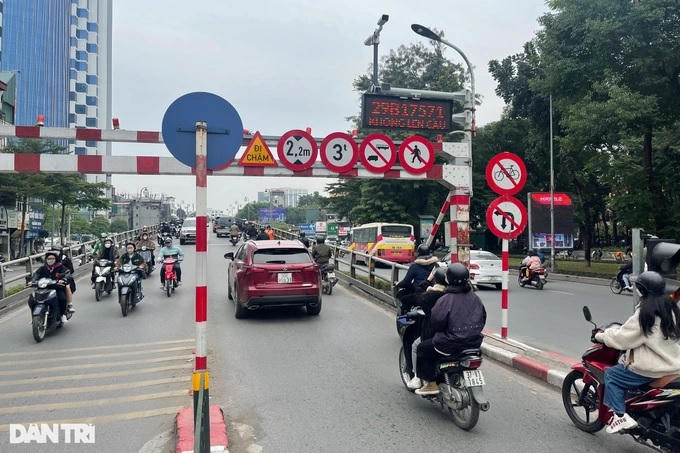 Sau khi tiếp nhận ý kiến từ lực lượng chức năng, Sở GTVT Hà Nội đã tiến hành lắp hệ thống camera thông minh, để cảnh báo các phương tiện quá khổ từ xa, không đi lên cầu (Ảnh: Trần Thanh).