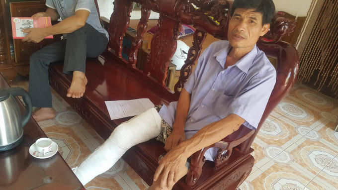 Ông Tiếu bị thương nặng ở chân phải băng bó