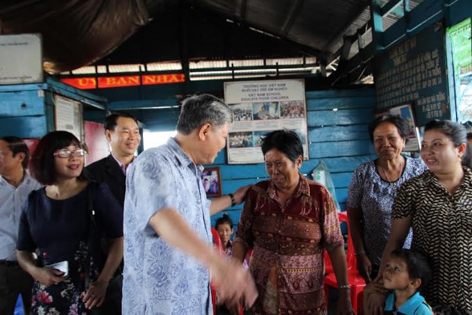 Bộ trưởng Hà Hùng Cường thăm hỏi người dân KNeas.