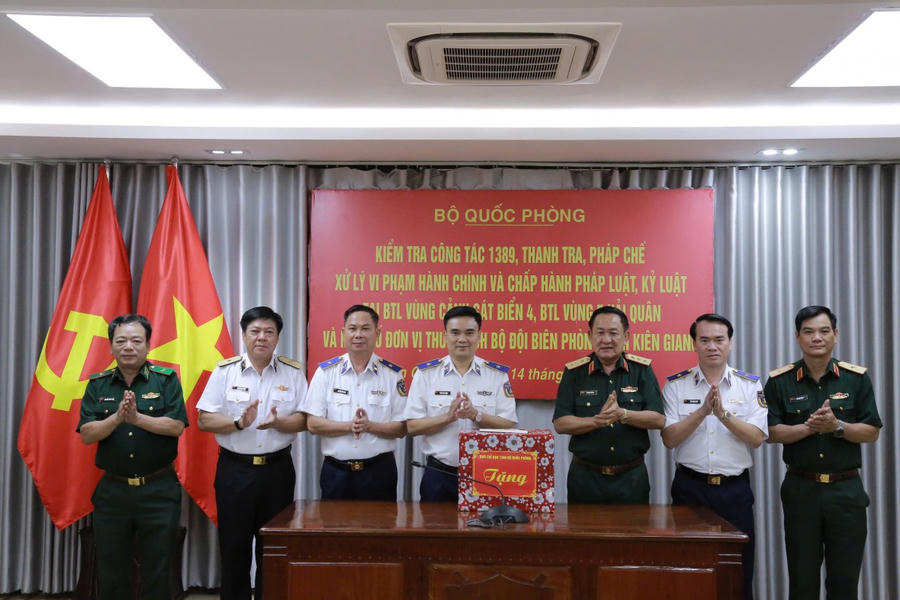 Đoàn kiểm tra trao tặng quà cho BTL Vùng Cảnh sát biển 4