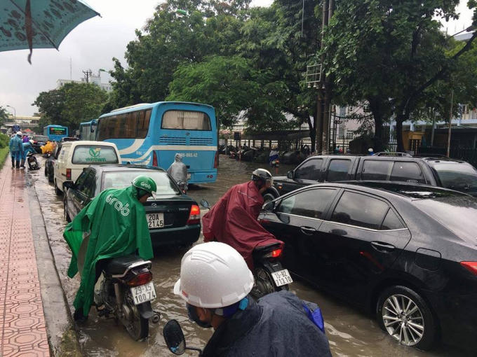 Mưa lớn dài khiến người dân, các phương tiện giao thông di chuyển vô cùng khó khăn.
