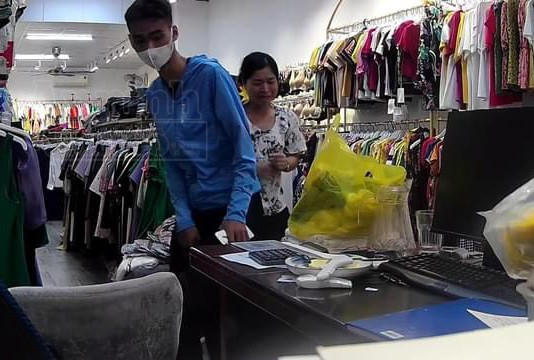Tên cướp thực nghiệm hiện trường tại cửa hàng quần áo ở thị trấn Vân Đình. Nguồn: ANTĐ