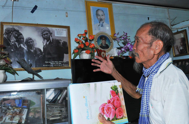 Đại t&aacute; phi c&ocirc;ng anh h&ugrave;ng Nguyễn Văn Bảy h&agrave;o hứng kể lại c&aacute;c trận đ&aacute;nh kh&ocirc;ng chiến m&agrave; &ocirc;ng lần lượt bắn rơi 7 m&aacute;y bay của Mỹ v&agrave;o những năm 1966-1967.