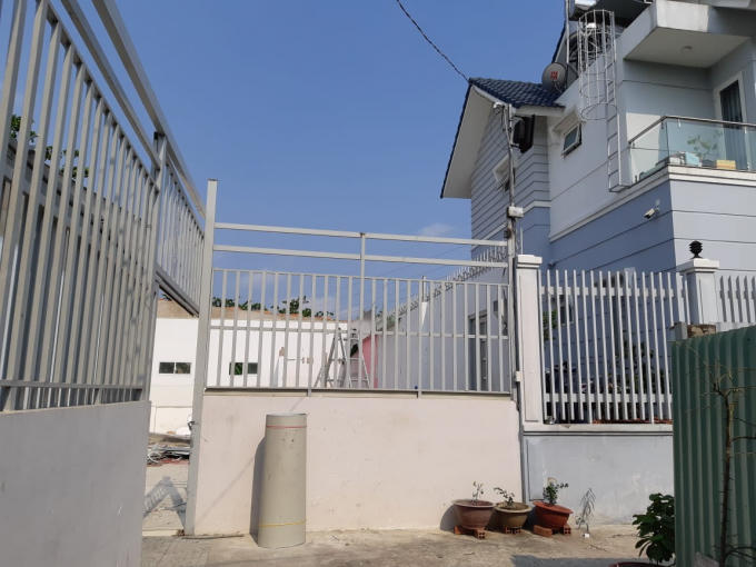 Căn nhà cấp 4 đang được tháo dỡ chưa xong.