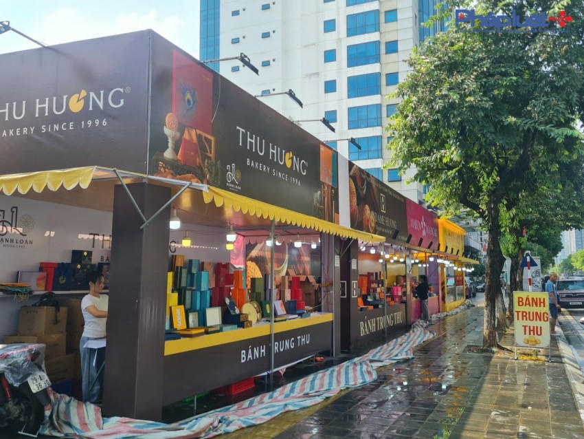 Vỉa hè tuyến đường Trần Thái Tông được trưng dụng để làm điểm bán bánh trung thu.