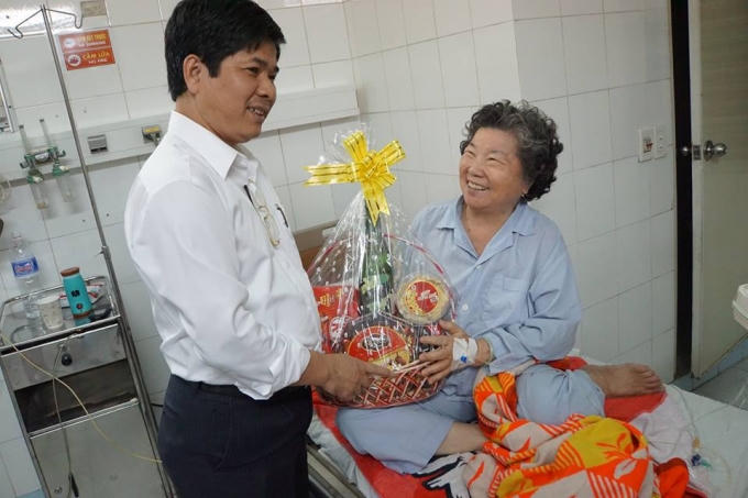 Bệnh nhân Nguyễn Anh Thơ cảm kích trước nghĩa cử cao đẹp này của lãnh đạo bệnh viện.