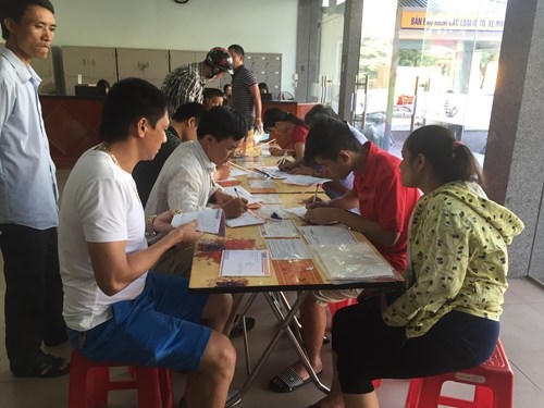 Thí sinh và phụ huynh đăng ký xét tuyển ĐH đợt 1 tại Bưu điện Trung tâm TP Thanh Hóa.