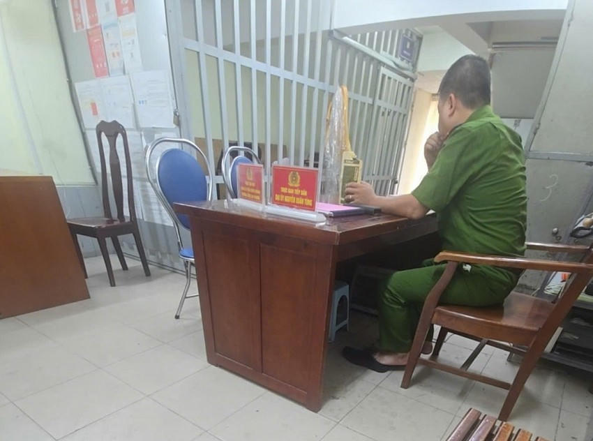 Anh Hoàng Trung Thành lên làm việc với cơ quan công an.