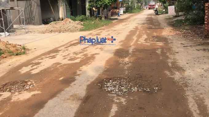Đường Lam Sơn chỉ rộng 5m những mỗi ngày phải oằn mình chống đỡ hàng trăm lượt xe tải.