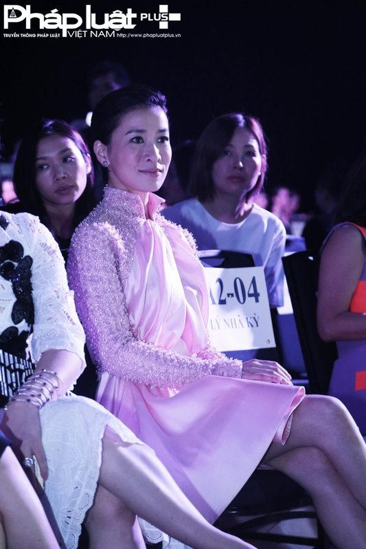 Xa Thi Mạn, ngôi sao giải trí hàng đầu Hồng Kông, gây ấn tượng mạnh với phong cách chuyên nghiệp (Ảnh: Đại Ngô)