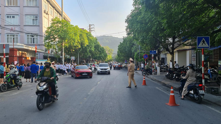 Tại khu vực các điểm thi, có khá đông phương tiện giao thông của phụ huynh đưa đón con đến điểm thi. Tuy nhiên, lực lượng chức năng đã được tăng cường quân số, đảm bảo an ninh trật tự, an toàn giao thông.