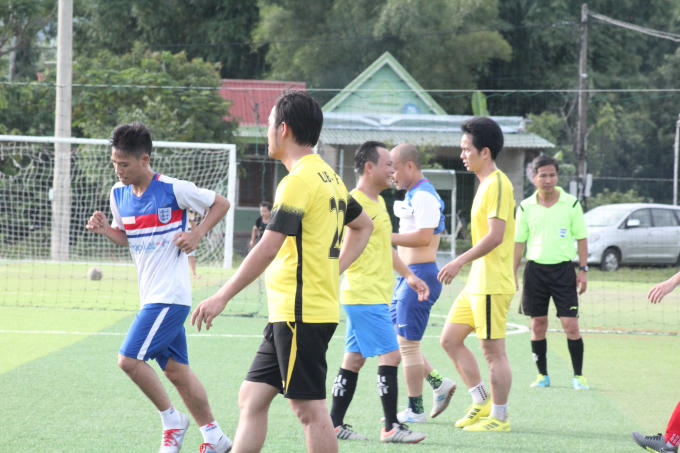 Thừa Thi&ecirc;n Huế: Giao lưu b&oacute;ng đ&aacute; v&agrave; tặng qu&agrave; cho c&aacute;c em học sinh ngh&egrave;o A Lưới