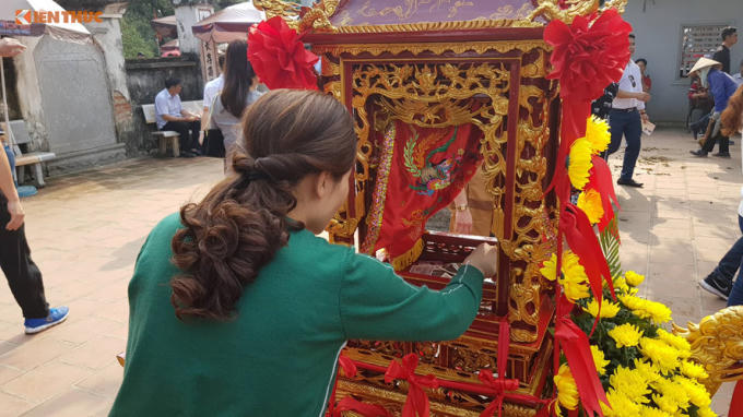 Người dân thản nhiên thả tiền lẻ vào Kiệu Ấn.