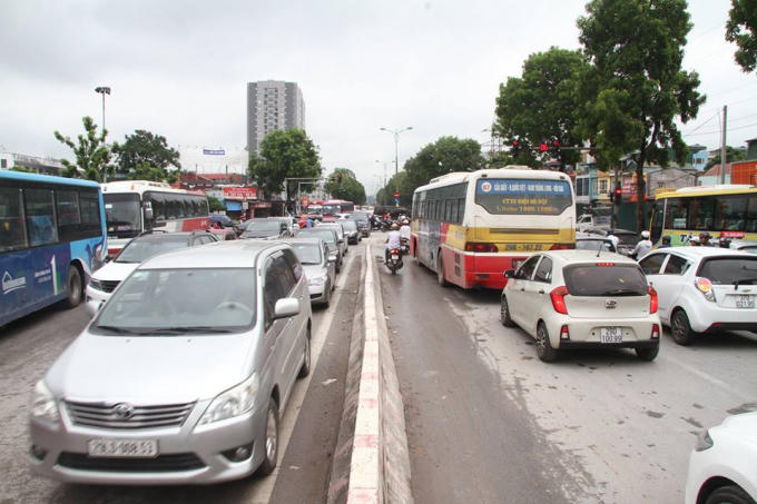 Vụ tai nạn làm giao thông trên tuyến đường ùn tắc kéo dài.