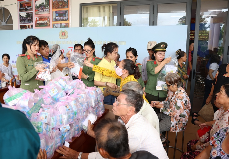 Đoàn cấp phát thuốc miễn phí và trao quà cho người dân đến khám bệnh