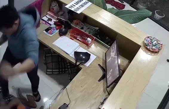 Nhân viên nhà nghỉ bị dồn vào góc hứng chịu cơn mưa đòn từ nam thanh niên.
