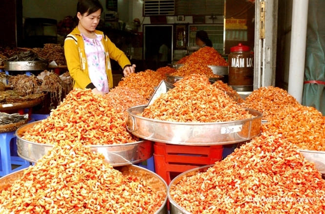 Người tiêu dùng nên thận trọng khi chọn mua tôm khô, không nên mua hàng rong, hay chổ bán nhỏ lẻ, để tránh mang họa về sau. Ảnh: minh họa.