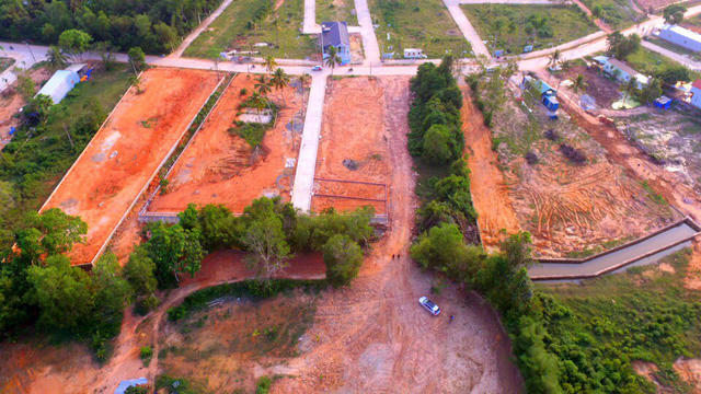 Trong nhiều lần làm việc với UBND huyện Phú Quốc, Chủ tịch UBND tỉnh Kiên Giang Phạm Vũ Hồng đặc biệt lưu ý về việc quản lý trật tự đô thị, đất đai, tài nguyên khoáng sản, quản lý về môi trường…, tuy nhiên thực trạng này đang diễn ra ngoài tầm kiểm soát của chính quyền địa phương.