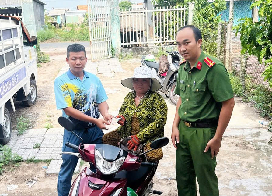 Anh Trần Xuân Thịnh trao trả tài sản lại cho bà Hai trước sự chứng kiến của lực lượng Công an.
